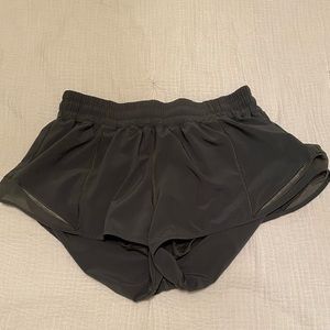 Lululemon 2.5” Hotty Hot Short (Army Green)
